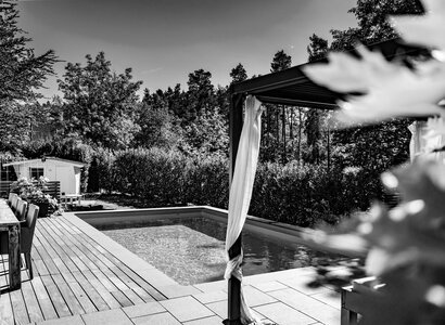 Swimmingpool mit Holzterrasse in Marburg Ökologischer Biotop Livingpool mit Holzterrasse im Privatgarten in Marburg