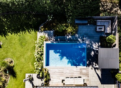 Biologischer Swimmingpool in Marburg an der Lahn Poolbau mit Terrassenbau und tollem Garten - mit Holzterrasse und Natursteinelementen