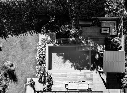 Biologischer Swimmingpool in Marburg an der Lahn Poolbau mit Terrassenbau und tollem Garten - mit Holzterrasse und Natursteinelementen