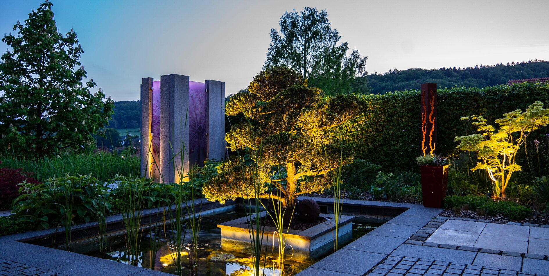 Garten mit Teich, Bonsai und Außendusche - Beleuchtung am Abend mit Gartenteich Gartenbeleuchtung mit toller Pflanzung, Gartenteich und Outdoordusche