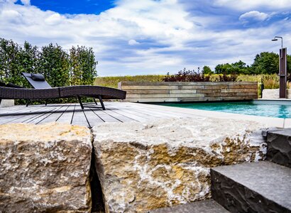 Poolbauer bei Marburg und Kirchhain - Naturstein, Holz und Swimmingpool Holterrasse, Natursteintreppe, Swimmingpool und Außendusche