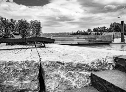 Poolbauer bei Marburg und Kirchhain - Naturstein, Holz und Swimmingpool Holterrasse, Natursteintreppe, Swimmingpool und Außendusche